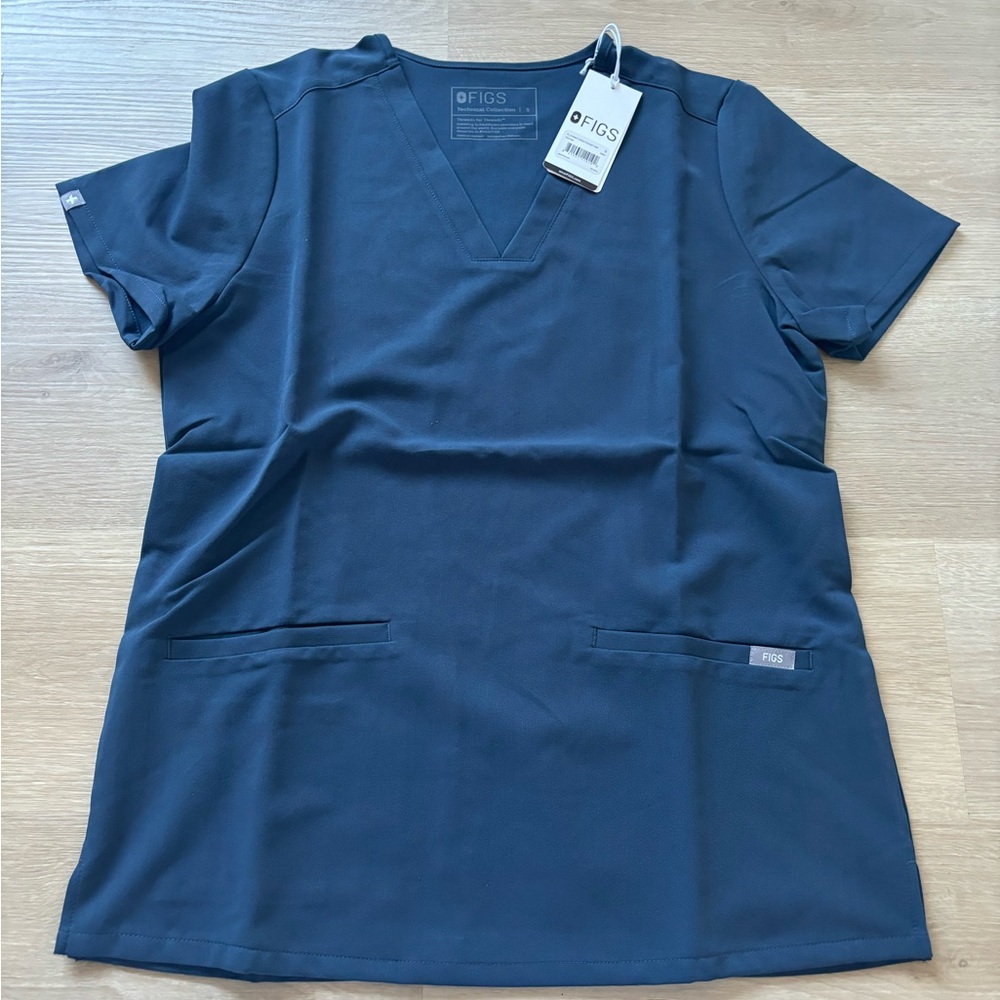 Figs casma three pocket top